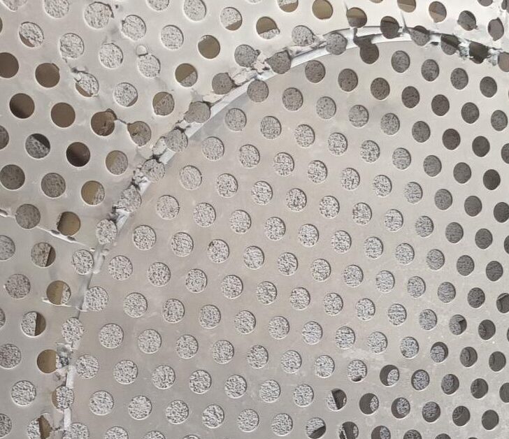 Worn and cracked vibrating sieve cleaning disc