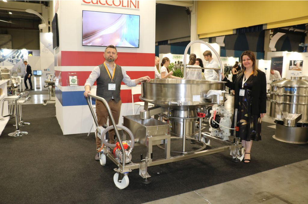 MLT Cuccolini team presenting an industrial vibrating sieve at SOLIDS Parma 2023 trade show