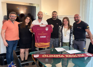 Representatives of MLT Cuccolini, Olimpia Regium and ASD Libertas pose with a team jersey during the signing of the sponsorship agreement; on the right, the official crests of Olimpia Regium (Calcio a 5, Reggio Emilia) and ASD Libertas Futsal Reggio Emilia.